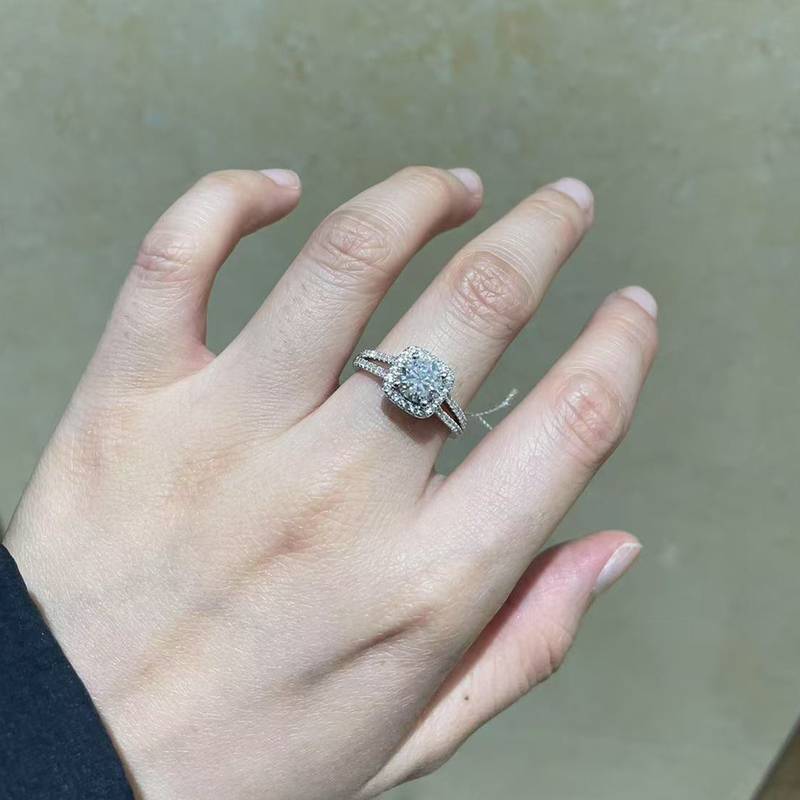 双臂方包圆钻Women's RingS925银镀白金定制选款主石Moissanite1.0ct/副石高碳钻